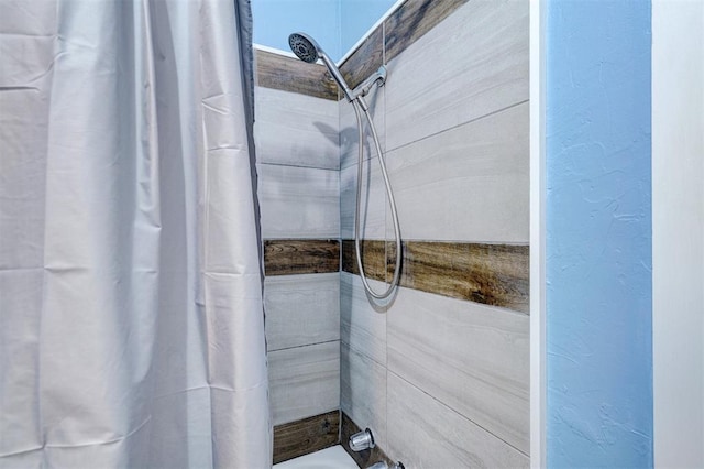 1011 W Mansur Ave, Guthrie, OK 73044 - bathroom featuring shower / bath combo with shower curtain