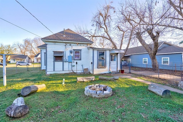 1011 W Mansur Ave, Guthrie, OK 73044 - view of front of property featuring an outdoor fire pit and roof with shingles