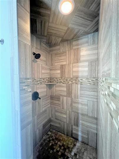 708 Kearny Ln, Yukon, OK 73099 - bathroom featuring a tile shower