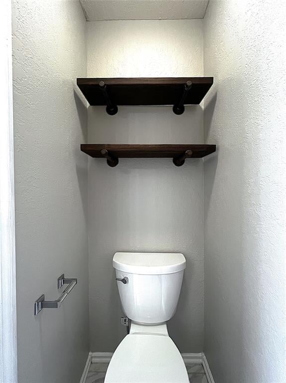 713 NW 143rd St, Edmond, OK 73013 - bathroom featuring baseboards