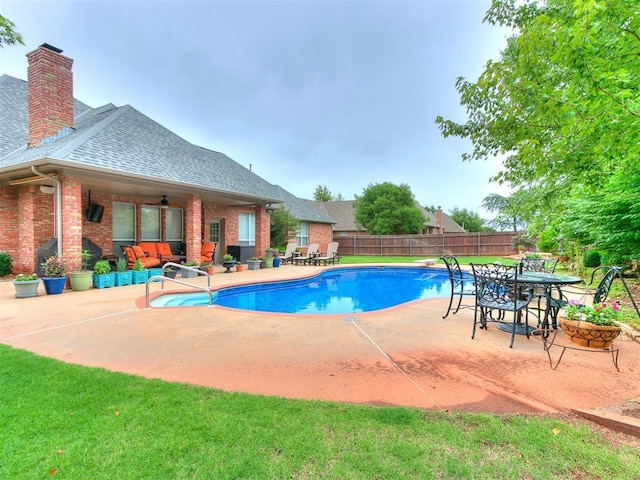 view of pool with fence, a fenced in pool, a ceiling fan, and a patio area