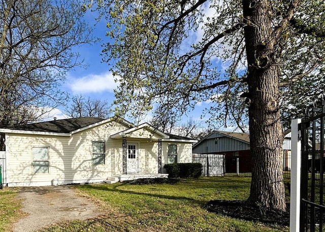 view of front of property featuring a front yard and fence