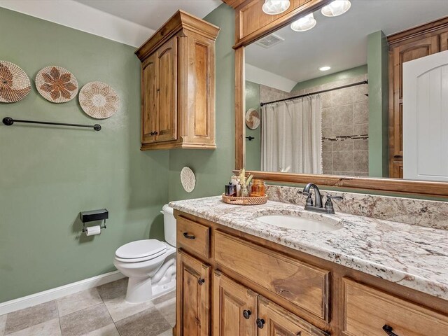 2809 Morgan Trace Rd, Yukon, OK 73099 - full bath featuring vanity, baseboards, toilet, and a shower with curtain