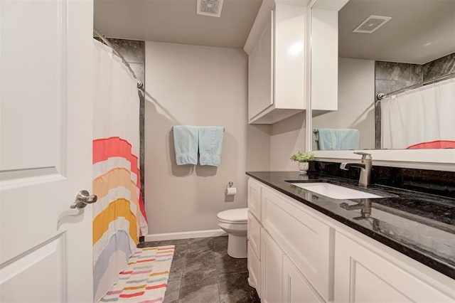 full bath featuring a shower with shower curtain, vanity, visible vents, and toilet
