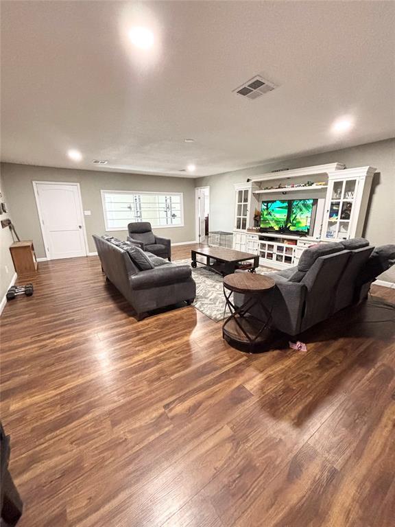 9737 NE State Highway 15, Shattuck, OK 32911 - living area featuring baseboards, visible vents, wood finished floors, and recessed lighting