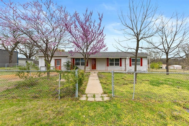 120 E 6th St, Stratford, OK 74872 - ranch-style home featuring a front yard and a fenced front yard