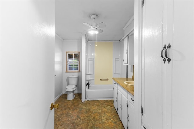 120 E 6th St, Stratford, OK 74872 - bathroom featuring toilet, vanity, a washtub, baseboards, and ceiling fan