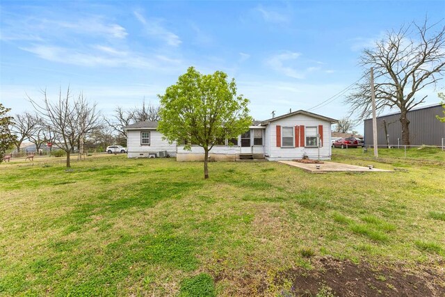 120 E 6th St, Stratford, OK 74872 - back of house with fence and a lawn