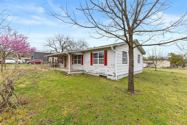 120 E 6th St, Stratford, OK 74872 - view of front facade featuring a front lawn