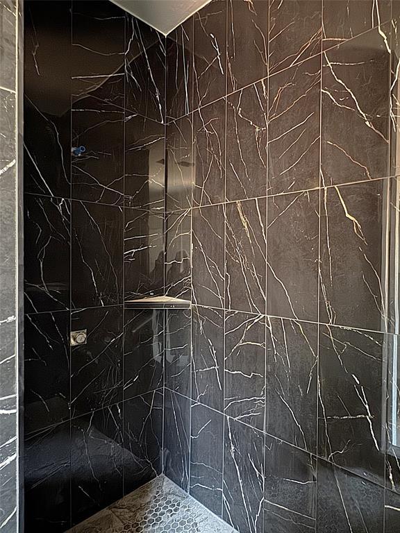 bathroom featuring tiled shower