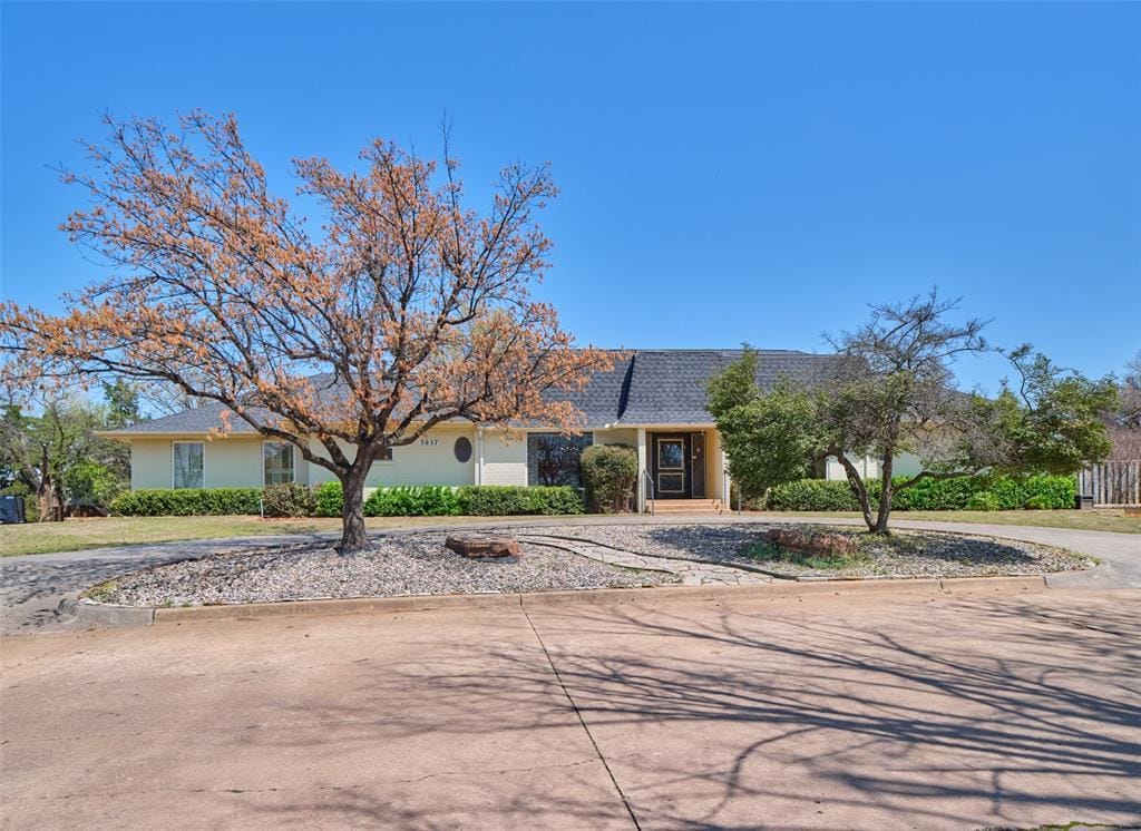 3057 Brush Creek Rd, Oklahoma City, OK 73120 - view of front of house featuring stucco siding and curved driveway