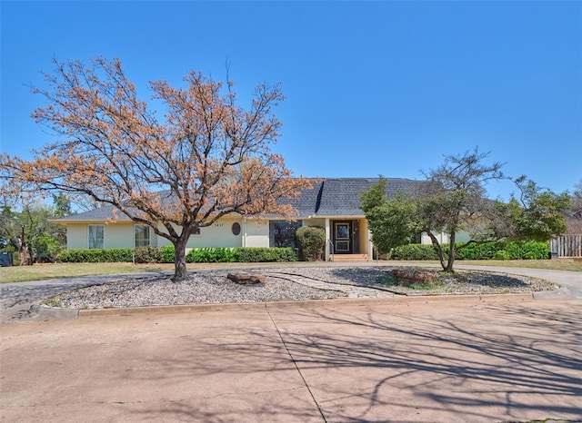 3057 Brush Creek Rd, Oklahoma City, OK 73120 - view of front of house featuring stucco siding and curved driveway