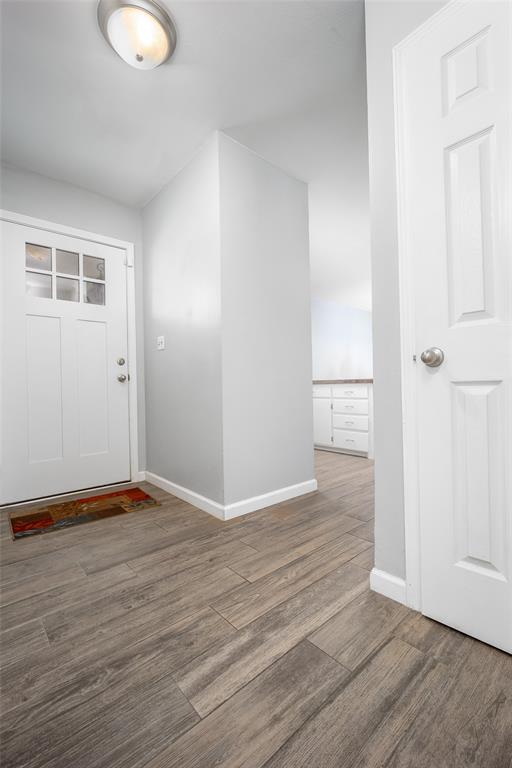 1527 N Pennsylvania Ave, Shawnee, OK 74804 - entryway featuring wood finished floors and baseboards