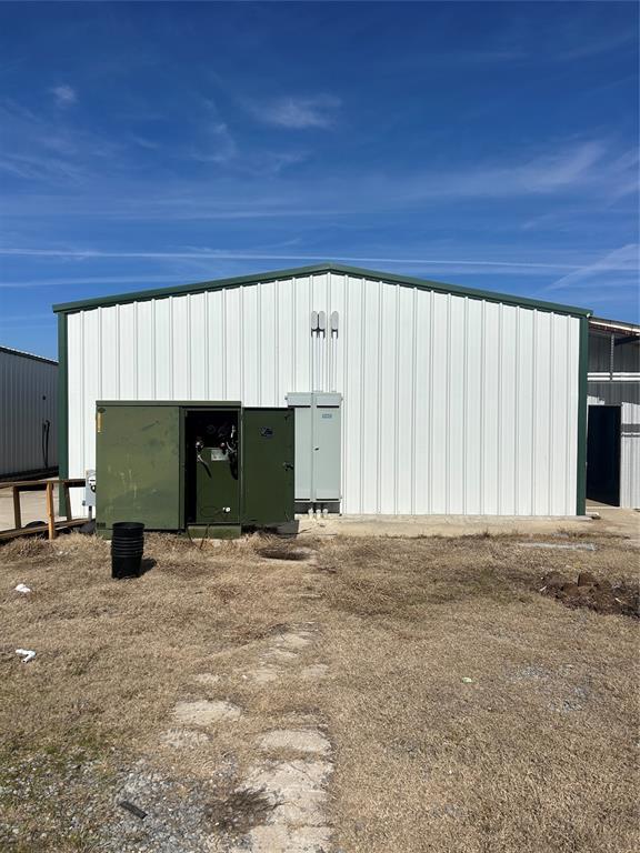 view of outdoor structure with an outbuilding