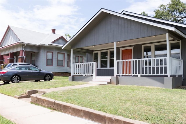 view of front of property featuring a porch and a front lawn