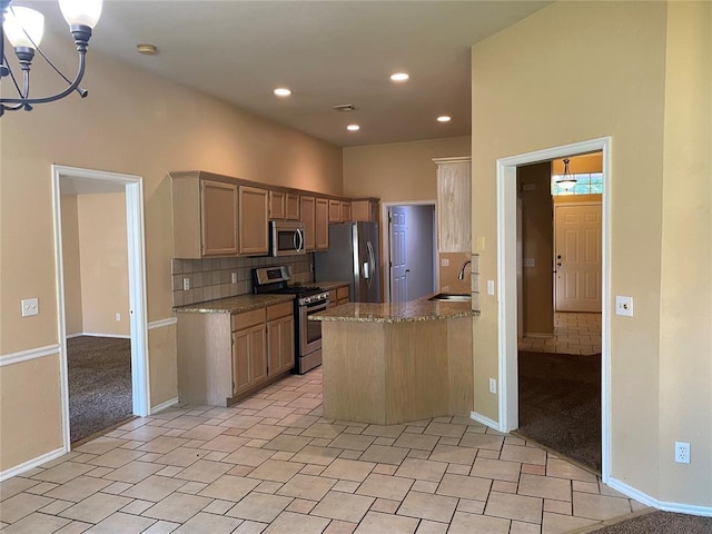 17413 Platinum Ln, Edmond, OK 73012 - kitchen featuring stainless steel appliances, tasteful backsplash, a chandelier, a sink, and baseboards
