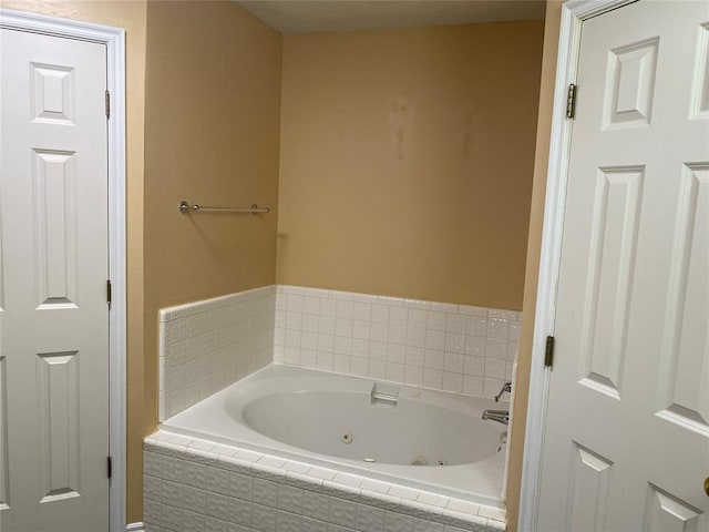 17413 Platinum Ln, Edmond, OK 73012 - bathroom featuring a tub with jets