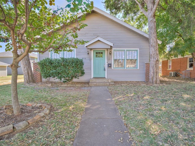 1016 E Edwards St, Edmond, OK 73034 - bungalow-style home with a front lawn and central AC