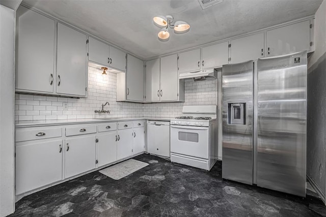2837 Cambridge Ct, Oklahoma City, OK 73116 - kitchen with a sink, under cabinet range hood, white appliances, visible vents, and decorative backsplash
