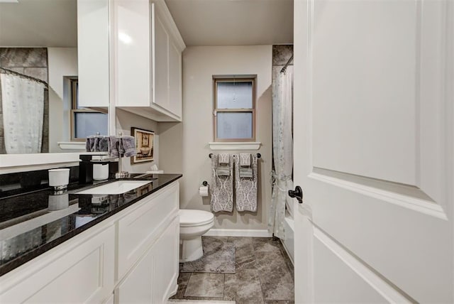5513 Carmel Creek Dr, Mustang, OK 73064 - full bath featuring toilet, vanity, shower / bath combo with shower curtain, and baseboards