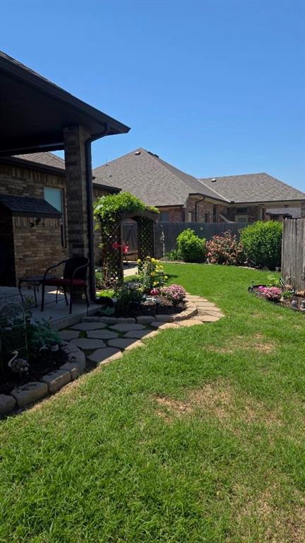 11609 SW 14th St, Yukon, OK 73099 - view of yard with a patio