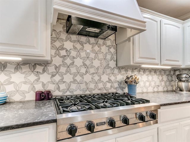 1821 Coventry Ln, Nichols Hills, OK 73120 - kitchen featuring stainless steel gas cooktop, range hood, backsplash, and white cabinetry