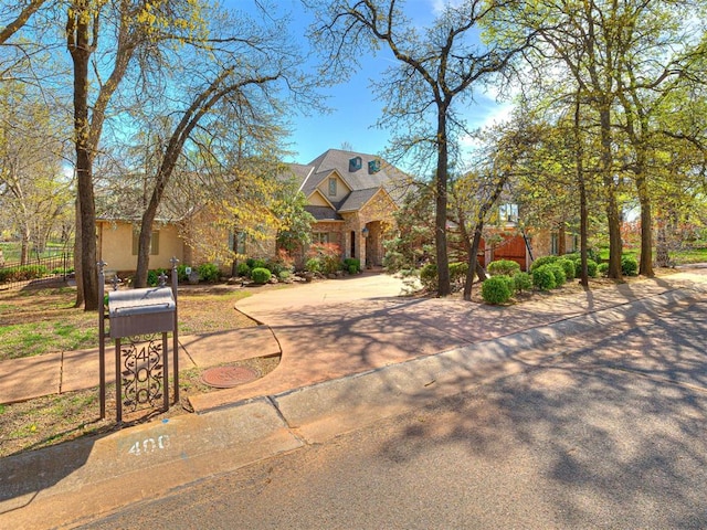 view of front of house with stucco siding and concrete driveway