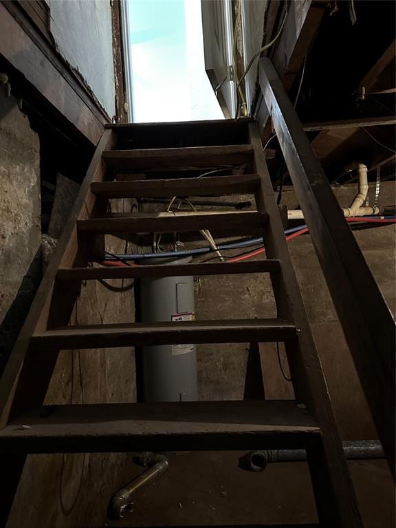 314 N Maryland Ave, Mangum, OK 73554 - staircase featuring water heater