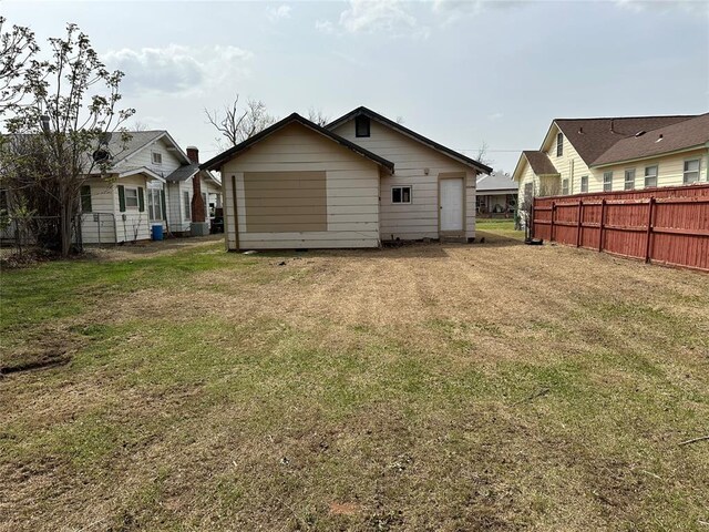 314 N Maryland Ave, Mangum, OK 73554 - back of property featuring fence and a yard