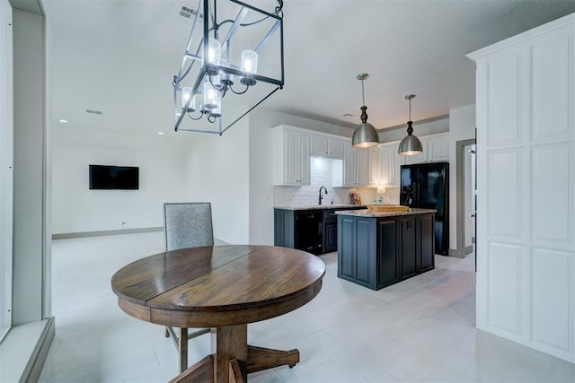 dining room featuring visible vents and an inviting chandelier