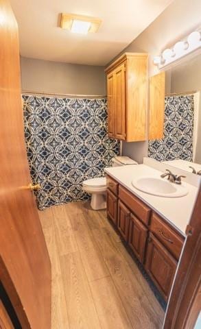 1189 N Blue Ridge Dr, Purcell, OK 73080 - full bathroom featuring vanity, curtained shower, toilet, visible vents, and wood finished floors