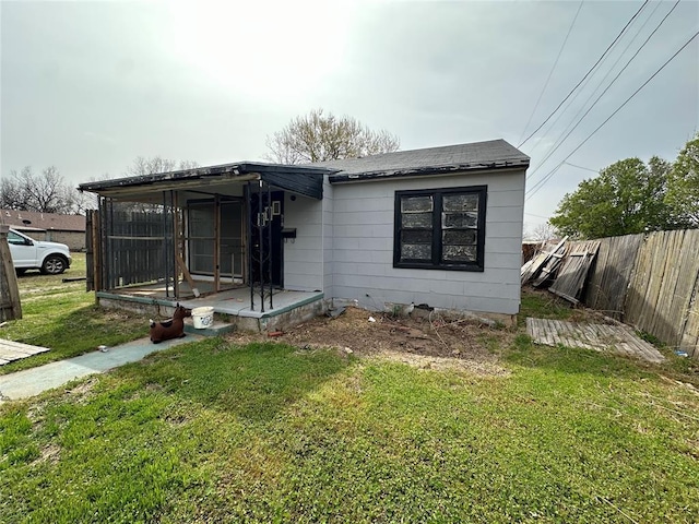 315 N Hardin St, Mangum, OK 73554 - bungalow-style home featuring fence and a front lawn