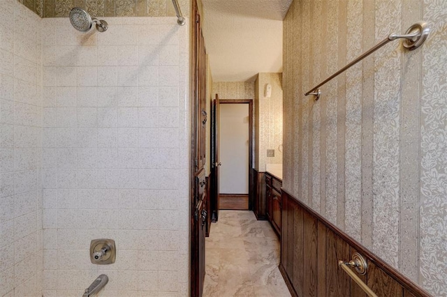 1809 W Aqua Clear Dr, Mustang, OK 73064 - interior space with a textured ceiling, wallpapered walls, and wainscoting