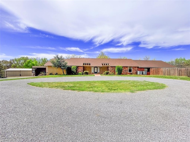 1016 Canyon Ridge Rd, Clinton, OK 73601 - ranch-style home featuring fence and curved driveway