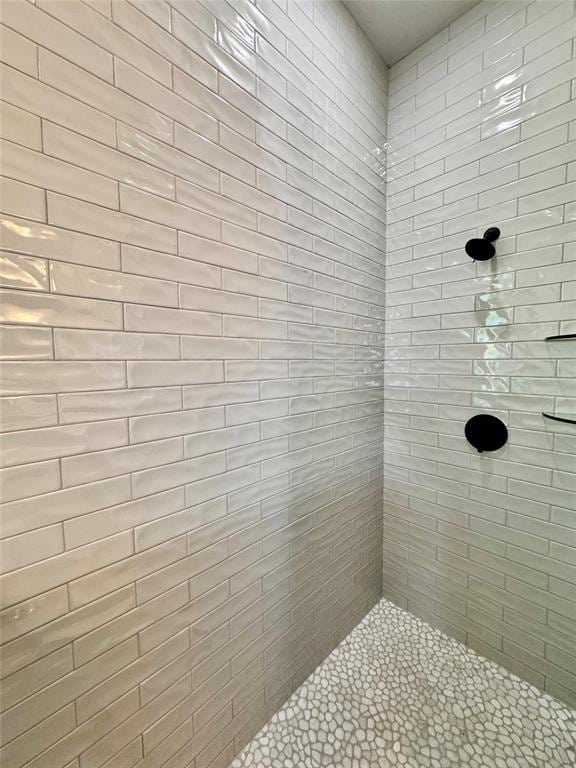 10116 NW 100th St, Yukon, OK 73099 - bathroom featuring a tile shower