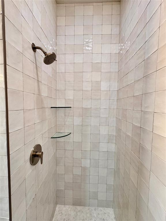 10132 NW 100th St, Yukon, OK 73099 - bathroom featuring a tile shower