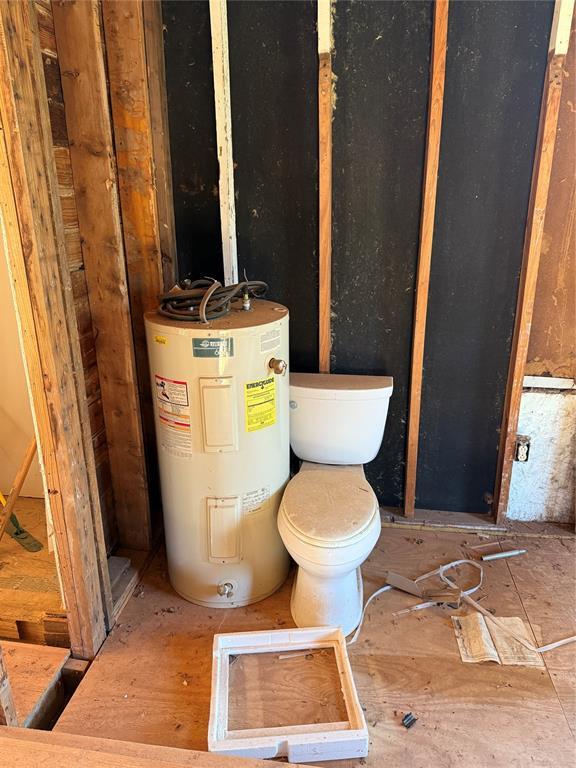 1709 Fisherman Rd, Carnegie, OK 73015 - bathroom featuring water heater and toilet
