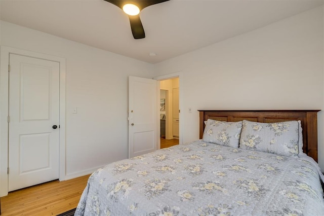 bedroom featuring light wood-style floors, baseboards, and a ceiling fan