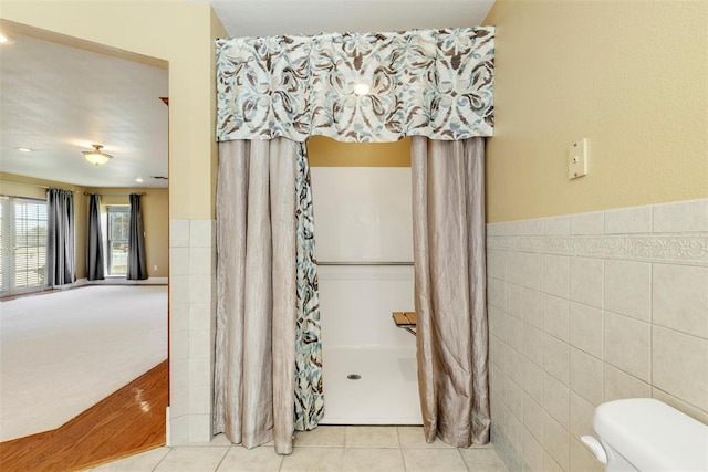 17787 N County Road 3200th Rd, Pauls Valley, OK 73075 - bathroom with curtained shower, toilet, tile walls, wainscoting, and tile patterned flooring