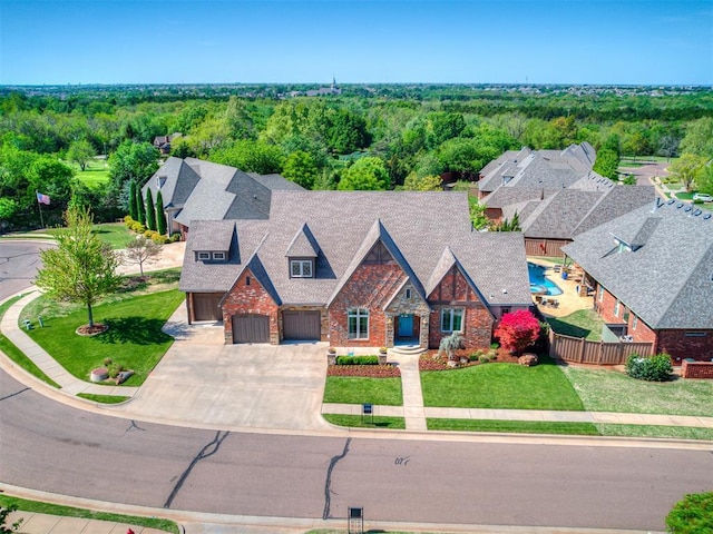birds eye view of property featuring a forest view