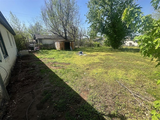 view of yard featuring a storage unit and an outdoor structure
