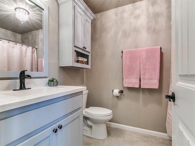 full bath featuring curtained shower, tile patterned floors, toilet, vanity, and baseboards