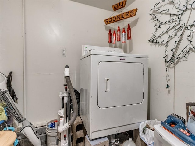 clothes washing area with washer / dryer and laundry area