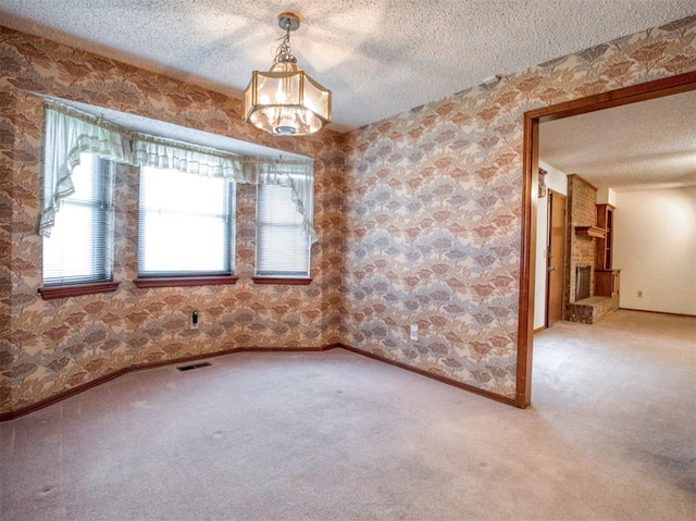 1520 NE 2nd St, Moore, OK 73160 - unfurnished room featuring a notable chandelier, carpet, a textured ceiling, baseboards, and visible vents