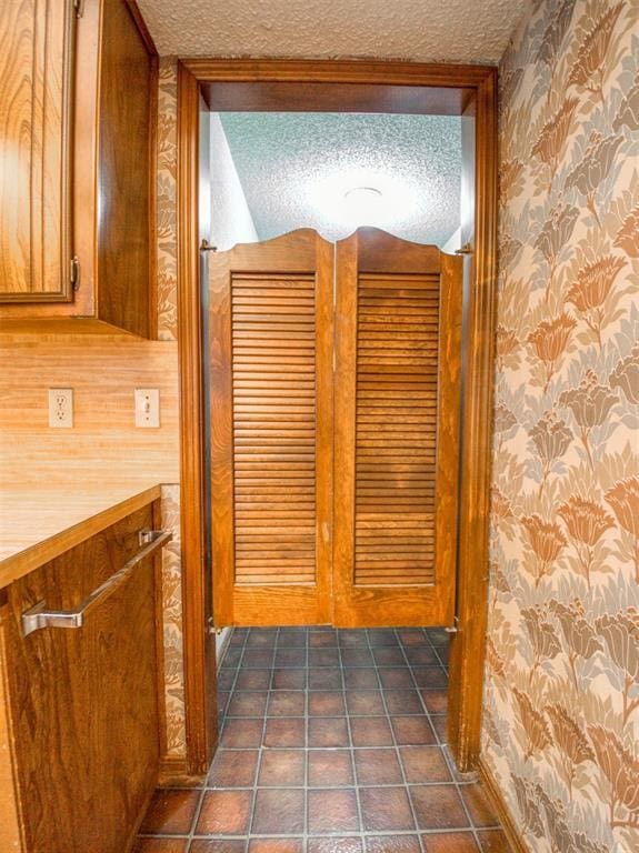 1520 NE 2nd St, Moore, OK 73160 - details featuring wallpapered walls and a textured ceiling
