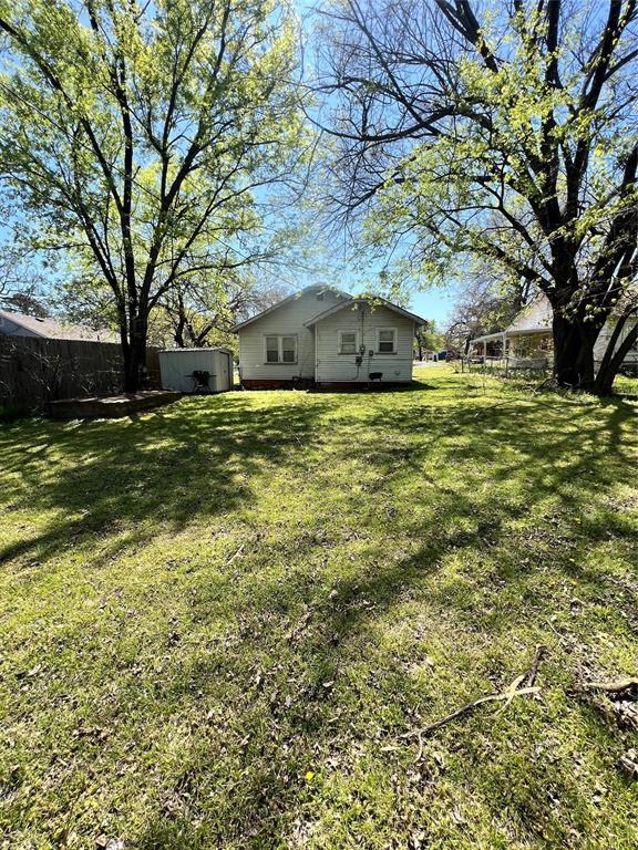 707 W Washington St, Tecumseh, OK 74873 - view of yard featuring fence