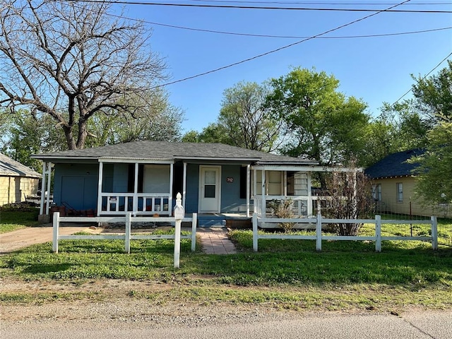 712 1st St, Maysville, OK 73057 - view of front facade featuring a porch and fence
