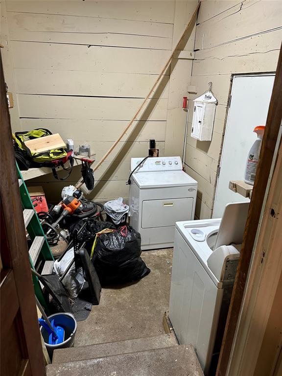 712 1st St, Maysville, OK 73057 - clothes washing area featuring washing machine and dryer and laundry area