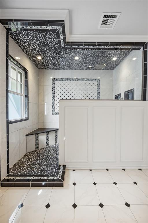 500 NW 41st St, Oklahoma City, OK 73118 - interior space featuring visible vents and walk in shower