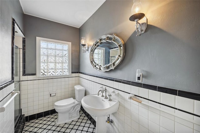 500 NW 41st St, Oklahoma City, OK 73118 - full bath featuring toilet, tile patterned floors, a shower stall, and wainscoting